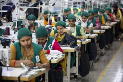 Bangladesh reabre 600 fábricas de ropa pese al coronavirus | AP News