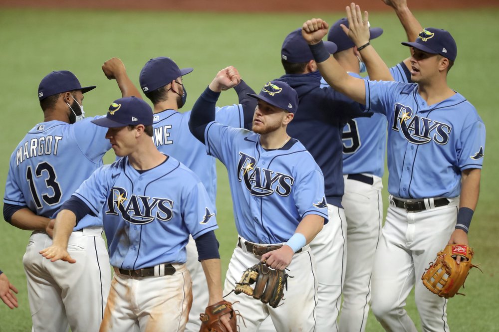 Los miembros de los Tampa Bay Rays celebran una victoria por 5-0 sobre los Philadelphia Phillies en un juego de béisbol el domingo 27 de septiembre de 2020 en St. Petersburg, Florida.