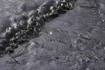 Petróleo proveniente de un derrame llega hasta la playa Cavero en Ventanilla, Callao, Perú, el lunes 17 de enero de 2022. (AP Foto/Martin Mejia)