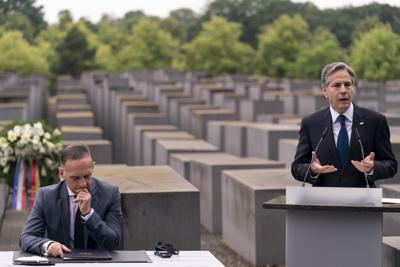 El secretario de Estado estadounidense Antony Blinken, derecha, ofrece un discurso en compañía del primer ministro alemán Heiko Maas en una ceremonia sobre el lanzamiento de un Diálogo sobre el Holocausto entre Estados Unidos y Alemania, en el Monumento a los Judíos Asesinados de Europa en Berlín, el jueves 24 de junio de 2021. (AP Foto/Andrew Harnik, Pool)
