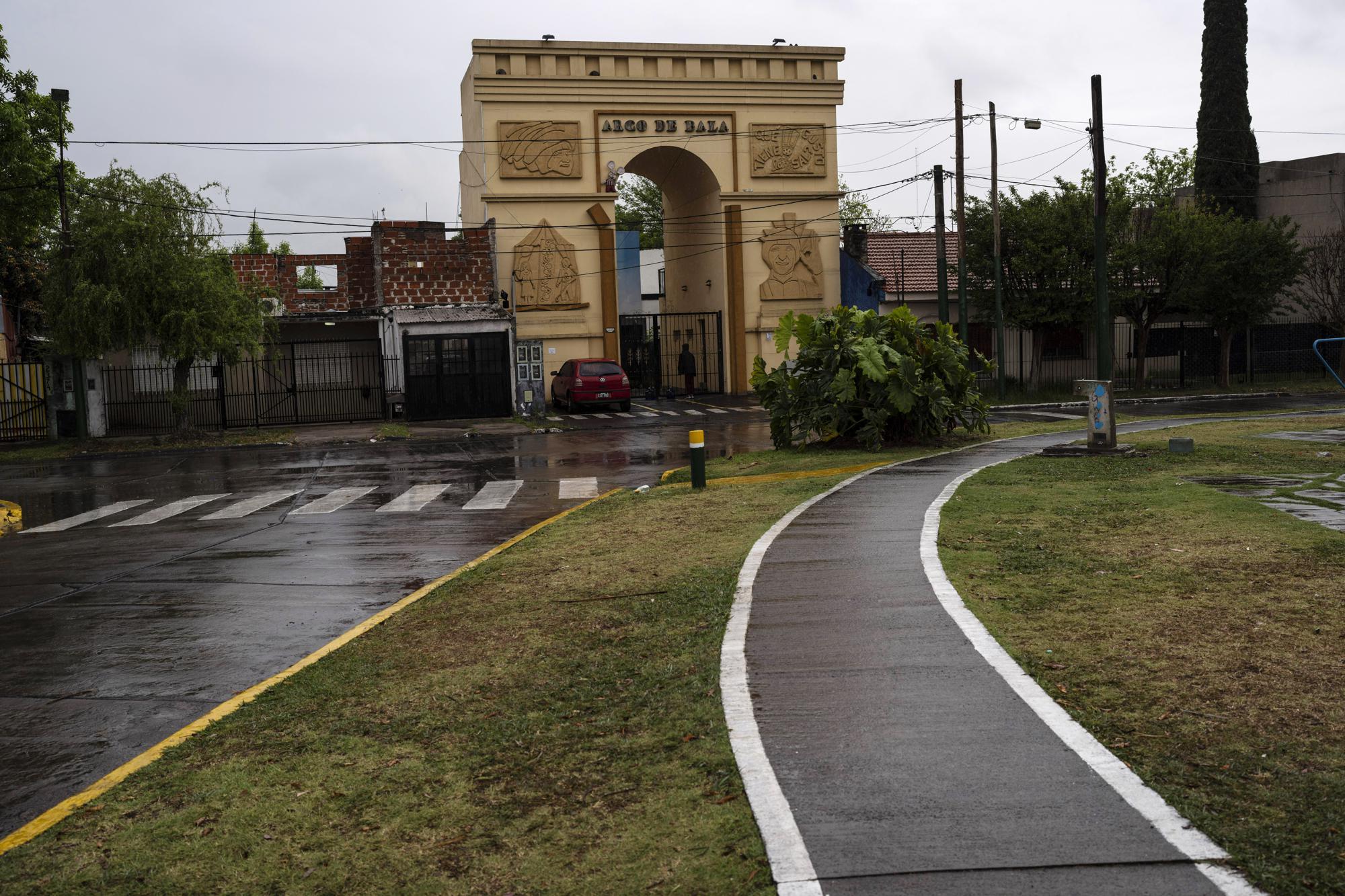 La versiÃ³n argentina del Arco de Triunfo de ParÃ­s presenta un relieve que representa al comediante Carlitos BalÃ¡ en una de sus columnas en ItuzaingÃ³, Argentina, el sÃ¡bado 15 de octubre de 2022. (AP Foto/Rodrigo Abd)