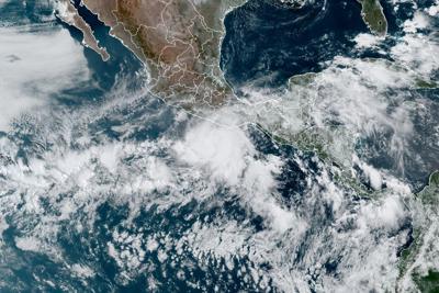Esta imagen satelital puesta a disposición por la NOAA muestra el huracán Agatha, en el centro, frente a la costa del Pacífico de México el domingo 29 de mayo de 2022, a las 11:20 a.m. EDT. (NOAA vía AP)