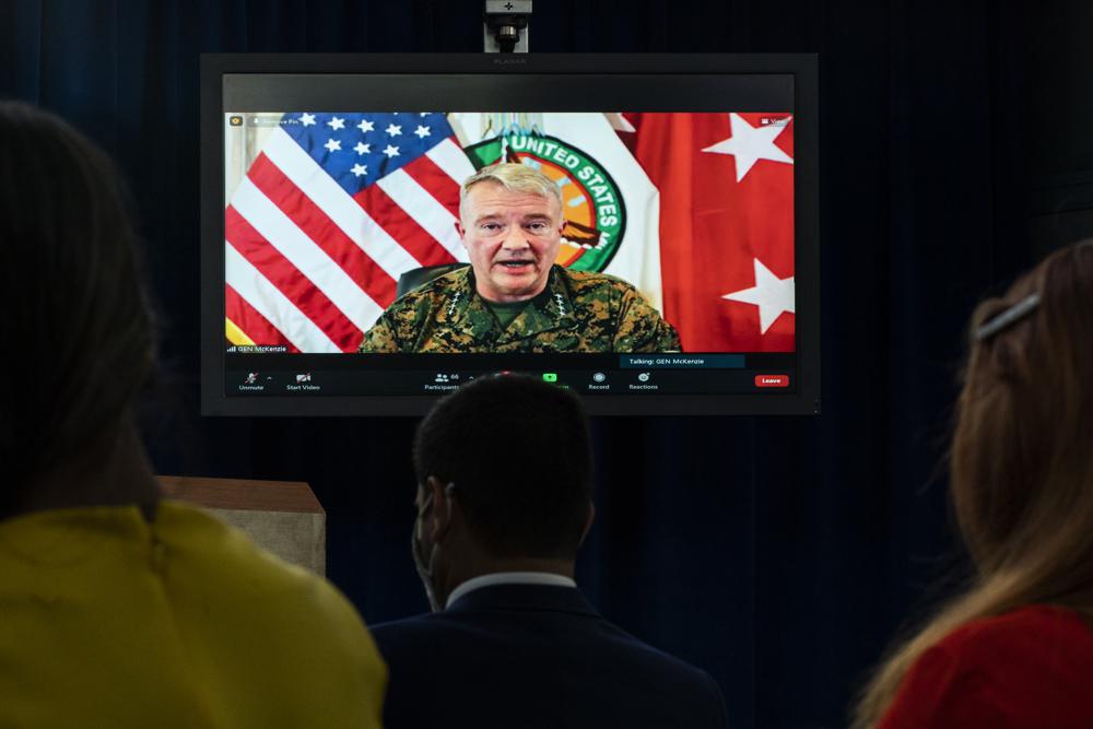 El general Frank McKenzie, jefe del Comando Central de Estados Unidos, habla sobre Afganistán desde la Base de la Fuerza Aérea MacDill, en Tampa, Florida, durante una conferencia de prensa virtual en el Pentágono, Washington, el lunes 30 de agosto de 2021. (AP Foto/Manuel Balce Ceneta)