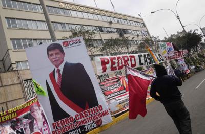 Una foto del candidato presidencial Pedro Castillo yace frente al Jurado Nacional de Elecciones el lunes 12 de julio de 2021, en Lima, Perú. (AP Foto/Martín Mejía)