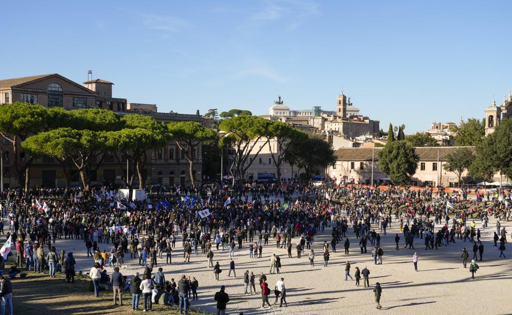 İtalya'nın başkenti Roma'da gerçekleşen eylemlerden bir kare. Grubun çok da kalabalık olmadığı göze çarpıyor. AP, 2021.