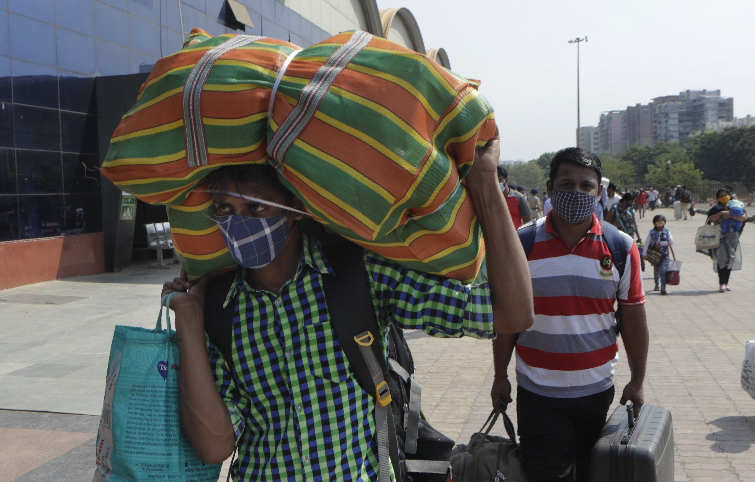 Day workers leaving the cities of India because of viruses gaining jobs