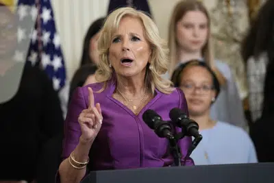 La primera dama Jill Biden pronuncia un mensaje durante un acto en el Salón Este de la Casa Blanca, en Washington, el 22 de marzo de 2023, para celebrar el mes de la historia de las mujeres. (AP Foto/Susan Walsh)