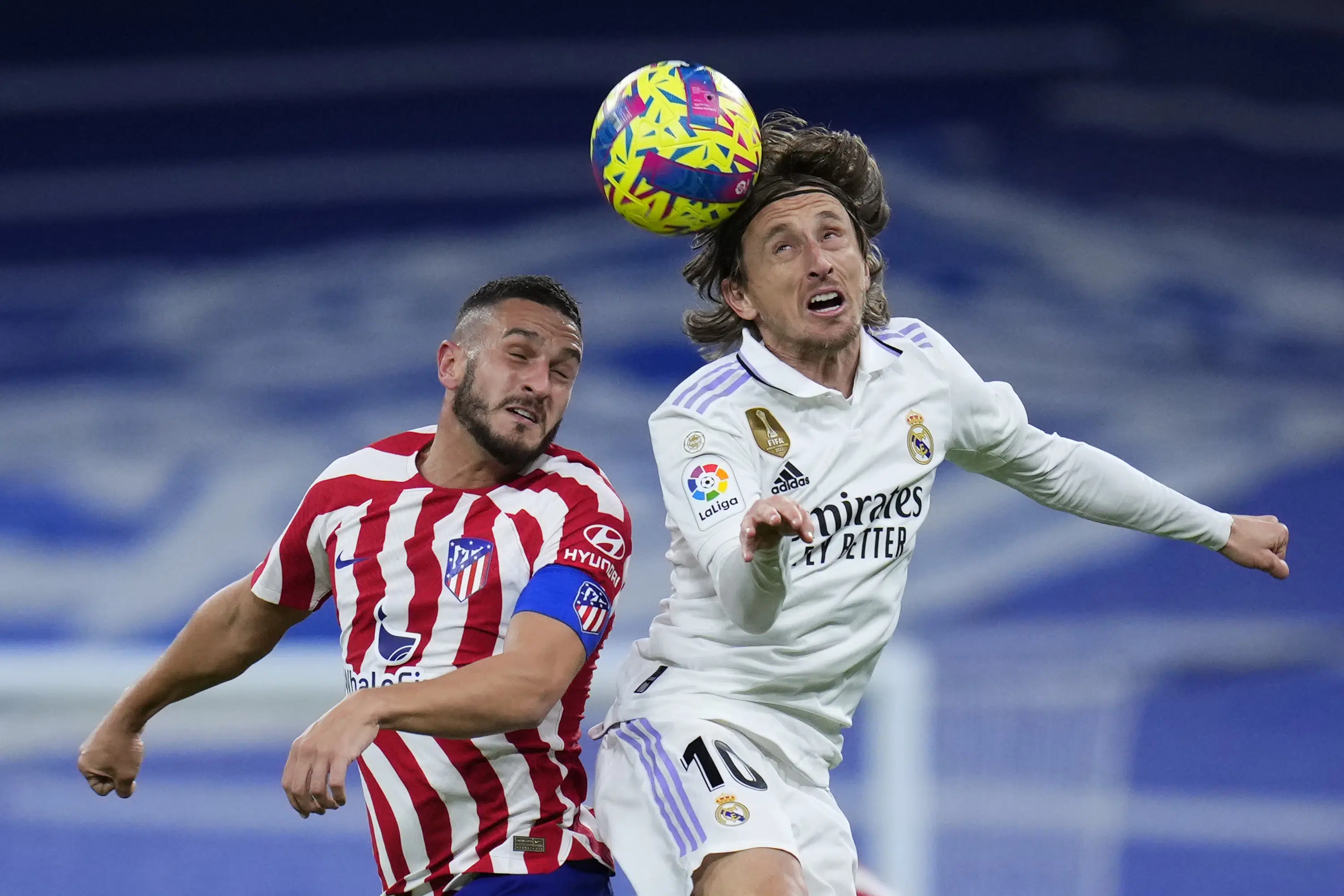 El Real Madrid marcó al final para empatar al Atlético con diez hombres