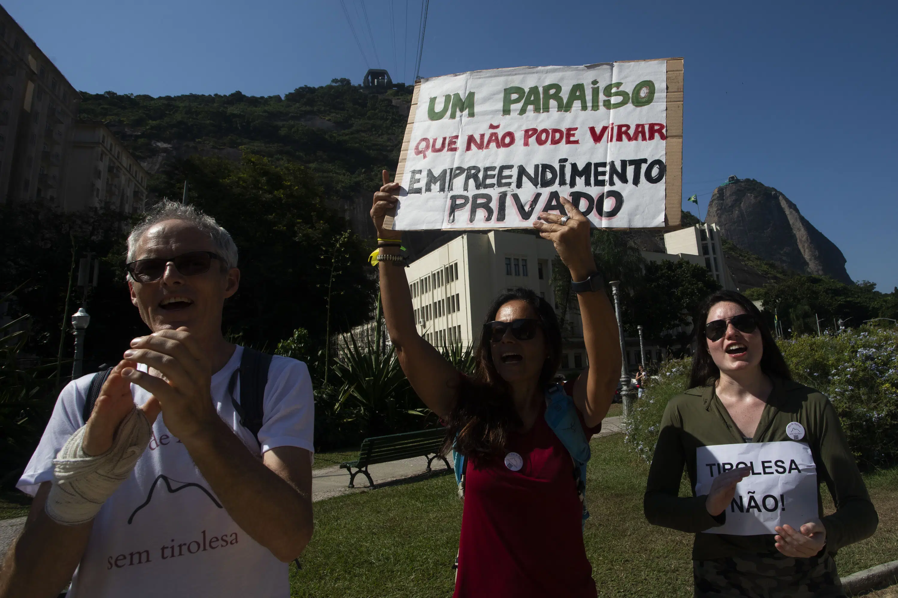 Moradores protestam em uma tirolesa no famoso Pão de Açúcar do Rio