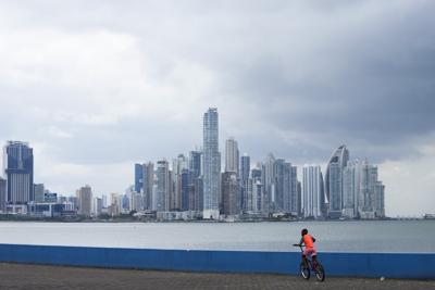 ARCHIVO - Un niño monta su bicicleta en Ciudad de Panamá el 27 de marzo de 2022. El Banco Mundial proyecta que Panamá será el país latinoamericano con mayor crecimiento del PIB en 2022, con un 6,5 %. (AP Foto/Arnulfo Franco, Archivo)