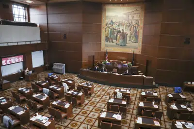 Las cámaras del Senado se encuentran casi vacías en el Capitolio del Estado de Oregón en Salem, Oregón, el jueves 4 de mayo de 2023. Los miembros republicanos del Senado de Oregón extendieron el jueves su boicot a los procedimientos del Senado a un segundo día, retrasando la acción de la mayoría demócrata sobre proyectos de ley sobre seguridad de armas, derechos al aborto y atención médica de afirmación de género. (AP Photo/Amanda Loman)