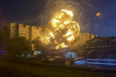 En esta imagen, distribuida por el canal de Telegram Kooperativ, una bola de fuego y humo sale del lugar donde se estrelló un avión de combate, en una zona residencial de Yeysk, Rusia, el 17 de octubre de 2022. (Canal de Telegram Kooperativ vía AP)