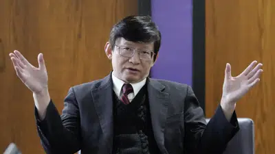 Taowen Le, profesor de Sistemas y Tecnologías de la Información en la Universidad Estatal de Weber, habla durante una entrevista en esa universidad el 11 de octubre de 2022 en Ogden, Utah. Una investigación realizada por The Associated Press descubrió que China y sus aliados en Estados Unidos pasaron años construyendo relaciones con los legisladores y otras autoridades de Utah. (AP Foto/Rick Bowmer)