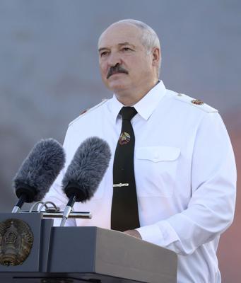 El presidente de Bielorrusia, Alexander Lukashenko, habla el 22 de junio del 2021 en una ceremonia de conmemoración del 80mo aniversario del ataque de Alemania nazi a la Unión Soviética en el monumento de la Fortaleza Brest, al suroeste de Minsk. La UE endureció las sanciones a Bielorrusia y Lukashenko por "violaciones graves de los derechos humanos", se anunció el jueves 24 de junio de 2021. (Pavel Orlovsky/BelTA Pool Foto vía AP)