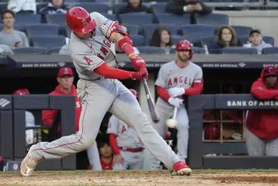 Logan O'Hoppe de Los Angeles Angels batea un sencillo contra los Yankees de Nueva York durante la novena entrada de un juego de béisbol el jueves 20 de abril de 2023 en Nueva York. Los Yankees ganaron 9-3. (AP Photo/Mary Altaffer)