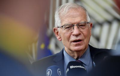 El jefe de política exterior de la Unión Europea Josep Borrell habla con reporteros en la sede del Consejo Europeo en Bruselas, Bélgica, el 17 de febrero de 2022. (AP Photo/Geert Vanden Wijngaert, Pool)