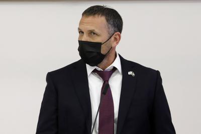 En esta imagen de archivo, Matan Kahana, un político del partido Yamina, liderado por Naftali Bennett, asiste a una reunión con el presidente de Israel, Reuven Rivlin, en la residencia oficial del mandatario, en Jerusalén, el 5 de abril de 2021. (Amir Cohen/Pool Foto vía AP, archivo)