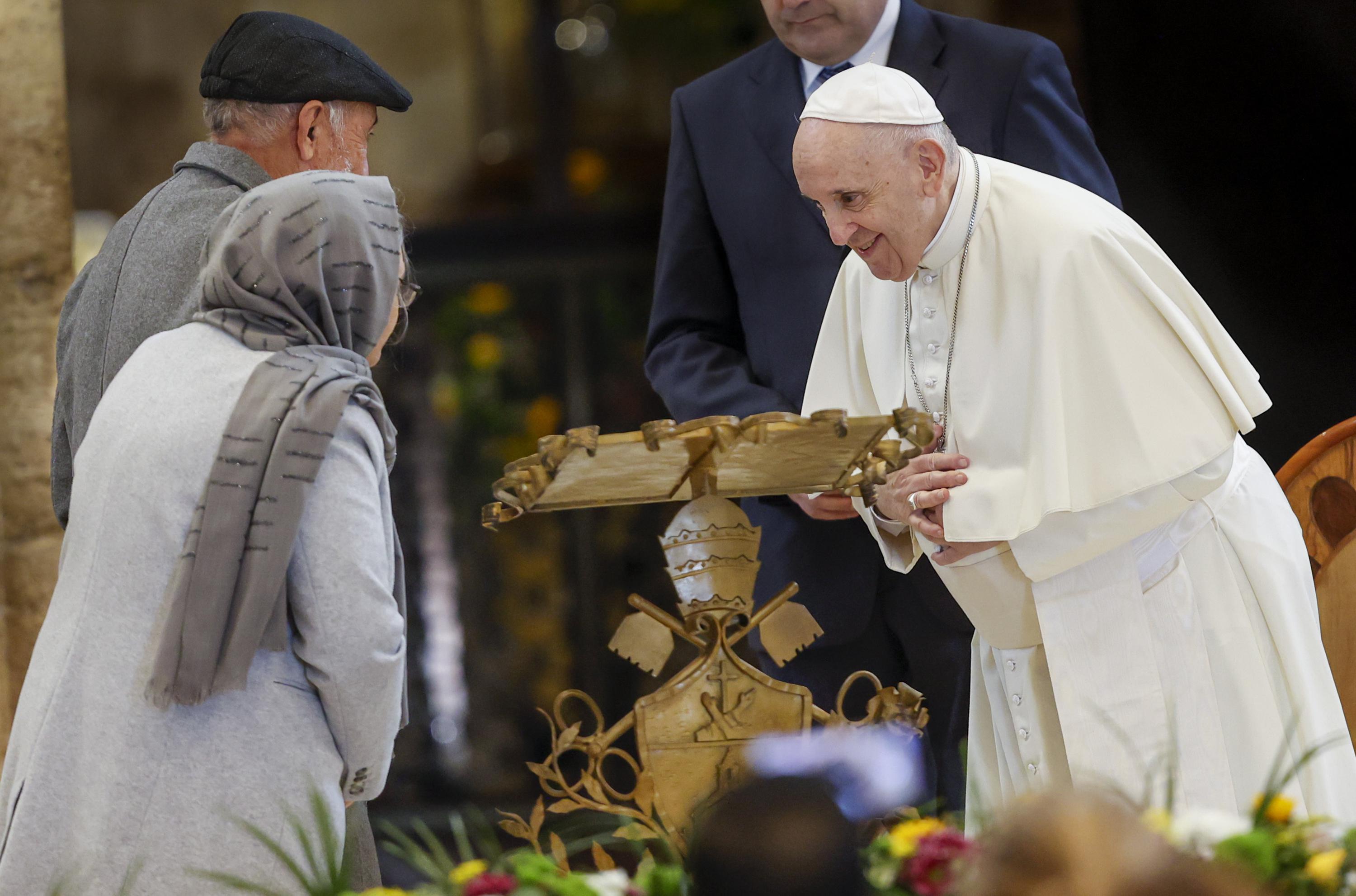 Il Papa porta speranza ai poveri con una visita all’omonima casa di Assisi