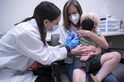 Un niñito recibe una vacuna contra el coronavirus en Lexington, Carolina del Sur, el 20 de junio del 2022.  (Foto AP/Sean Rayford)