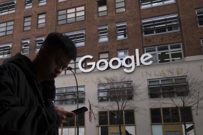 Foto de archivo del 17 de diciembre de 2018, de una persona caminando frente a las oficinas de Google en Nueva York. (AP Foto/Mark Lennihan, Archivo)