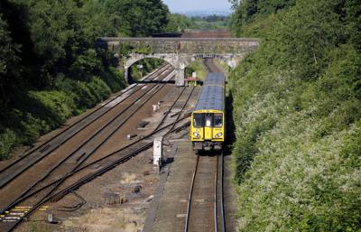 Un tren llega a la estación de Hunts Cross en Liverpool, Inglaterra, el lunes 20 de junio de 2022. Sindicatos y empresas ferroviarias en Gran Bretaña tenían previsto celebrar el lunes conversaciones de último momento en medio de menguantes esperanzas de evitar la mayor huelga de ferrocarriles del país en décadas. (Peter Byrne/PA via AP)