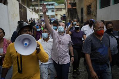 Tomás Guanipa, candidato a la alcaldía de la Mesa de Unidad Democrática (MUD) por el municipio Libertador, saluda a simpatizantes en su visita al barrio Carapita de Caracas, Venezuela, el martes 26 de octubre de 2021.  (AP Foto/Ariana Cubillos)