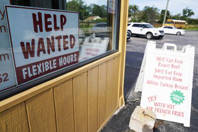 Un letrero de una vacante de empleo se muestra en un negocio en Deerfield, Illinois, el miércoles 21 de septiembre de 2022. (AP Foto/Nam Y. Huh)