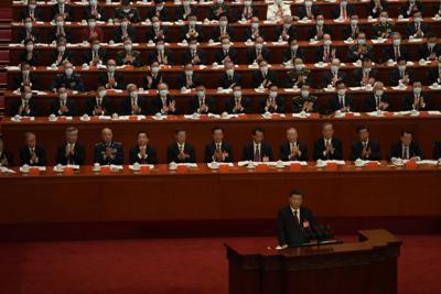 Los delegados aplauden al presidente de China, Xi Jinping, en la ceremonia de apertura del 20mo Congreso Nacional del Partido Comunista chino, que gobierna el país, en el Gran Salón del Pueblo en Beijing, China, el domingo 16 de octubre de 2022.  (AP Foto/Mark Schiefelbein)