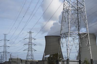 Fotografía de archivo del 11 de octubre de 2021 de humo saliendo de una planta nuclear junto a cables eléctricos en Doel, Bélgica. (AP Foto/Virginia Mayo, Archivo)