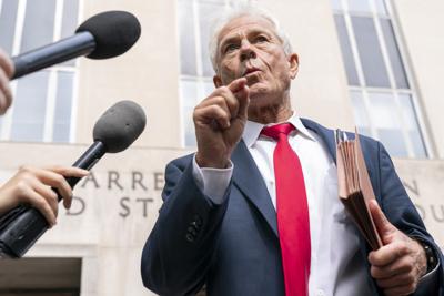 Peter Navarro, exfuncionario de la Casa Blanca durante la presidencia de Donald Trump, habla con la prensa el viernes 3 de junio de 2022 afuera de un tribunal federal, en Washington. (AP Foto/Jacquelyn Martin)