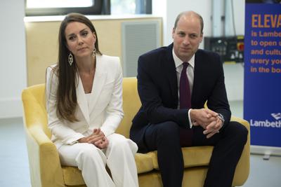 El príncipe Guillermo de Gran Bretaña y su esposa Kate en Londres el 22 de junio del 2022.  (Eddie Mulholland/Pool Photo via AP)