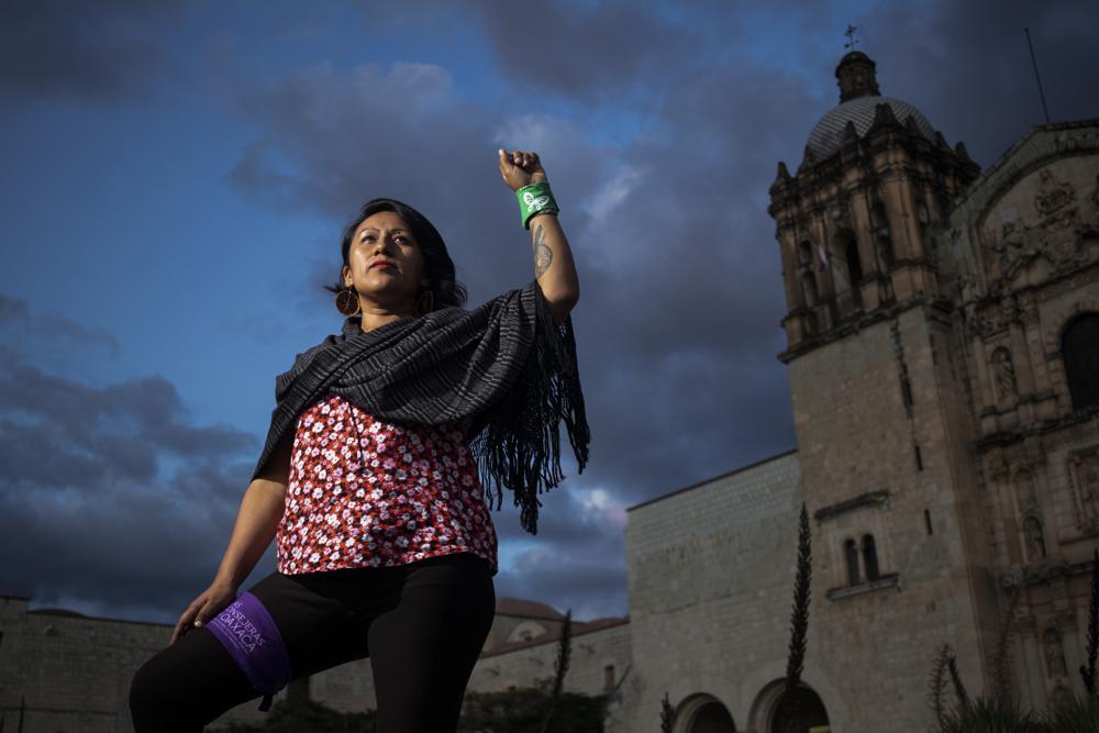 La activista por el derecho al aborto Viridiana Bautista de la organización Las Consejeras posa para un retrato en Oaxaca, México, el miércoles 12 de octubre de 2022.  (AP Foto/María Alferez)