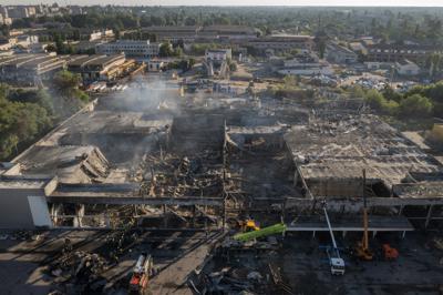ARCHIVO - Bomberos del Servicio Estatal de Emergencias de Ucrania retiran los escombros de un centro comercial que fue blanco de un ataque con misiles en Kremenchuk, Ucrania, el martes 28 de junio de 2022. (AP Foto/Efrem Lukatsky, archivo)