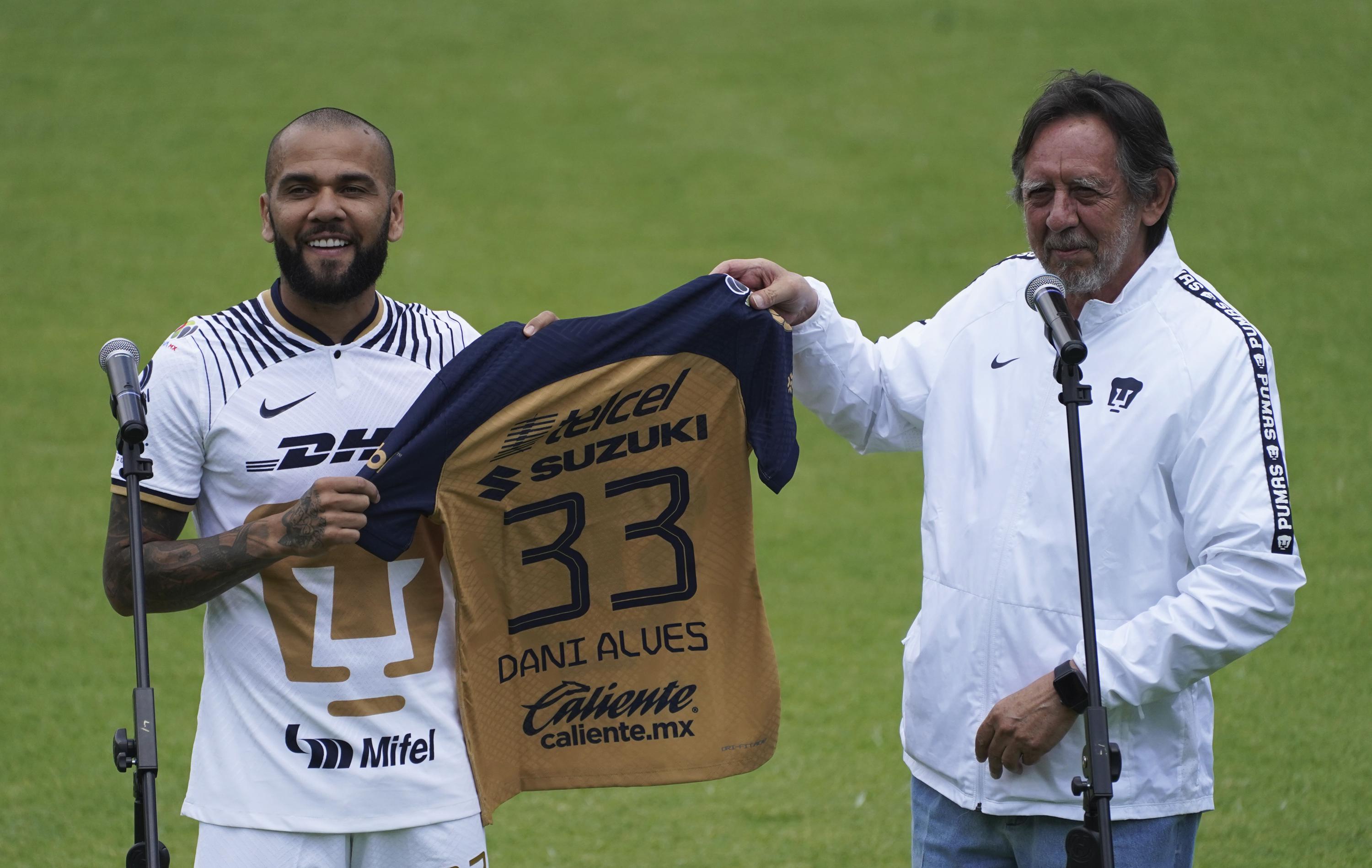 Alves se somete a exámenes médicos y ficha por Pumas mexicanos