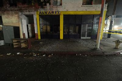Negocios locales dañados después de una explosión de fuegos artificiales ilegales que habían sido incautados en el sur de Los Ángeles, la noche del miércoles 30 de junio de 2021.  (AP Foto/Ringo H.W. Chiu)