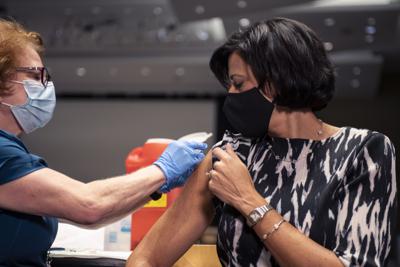 La doctora Rochelle Walensky, directora de los Centros para el Control y Prevención de Enfermedades (CDC), al aplicarse la vacuna contra la influenza en Atlanta, el 5 de octubre de 2021. (National Foundation for Infectious Diseases via AP)