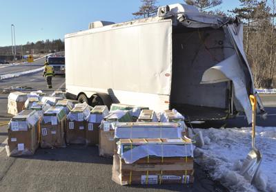 La escena después del choque del camión que llevaba monos a un laboratorio cerca de Danville, Pensilvania, el 21 de enero del 2022.  (Jimmy May/Bloomsburg Press Enterprise via AP)