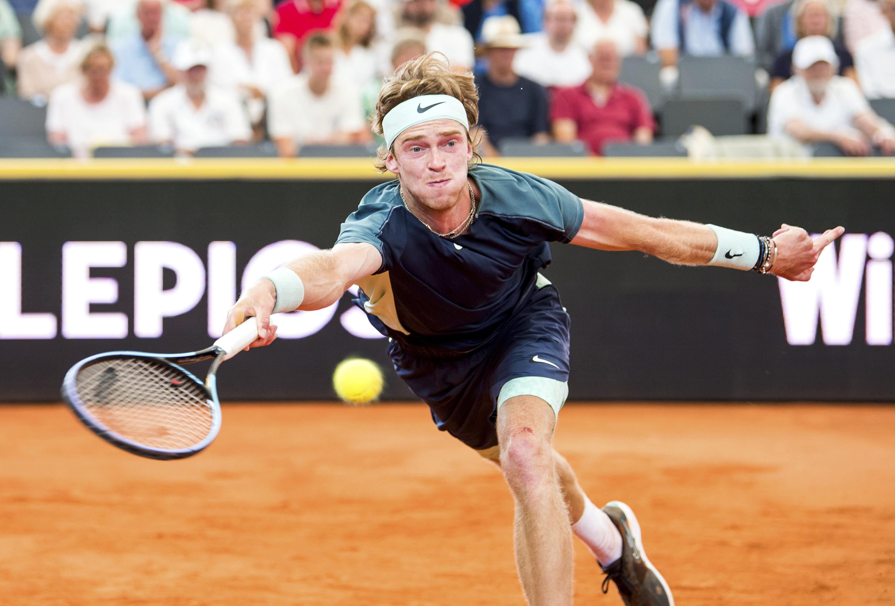 Los Kars se clasifican para los cuartos de final en Hamburgo y Rublev pierde