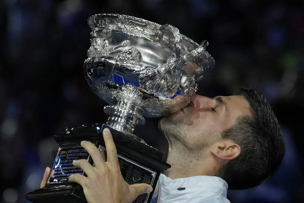 Novak Djokovic besa el trofeo de campeÃ³n del Abierto de Australia tras derrotar a Stefanos Tsitsipas en la final, el domingo 29 de enero de 2023, en Melbourne. (AP Foto/Aaron Favila)