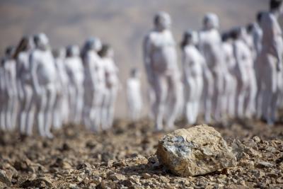 Voluntarios posan desnudos para el fotógrafo estadounidense Spencer Tunick como parte de una instalación en el desierto cerca del Mar Muerto, en Arad, Israel, el domingo 17 de octubre de 2021.  Unos 300 hombres y mujeres se desnudaron y se pintaron el cuerpo de blanco para la instalación artística, destinada a llamar la atención sobre el encogimiento del Mar Muerto. (AP Foto/Ariel Schalit)