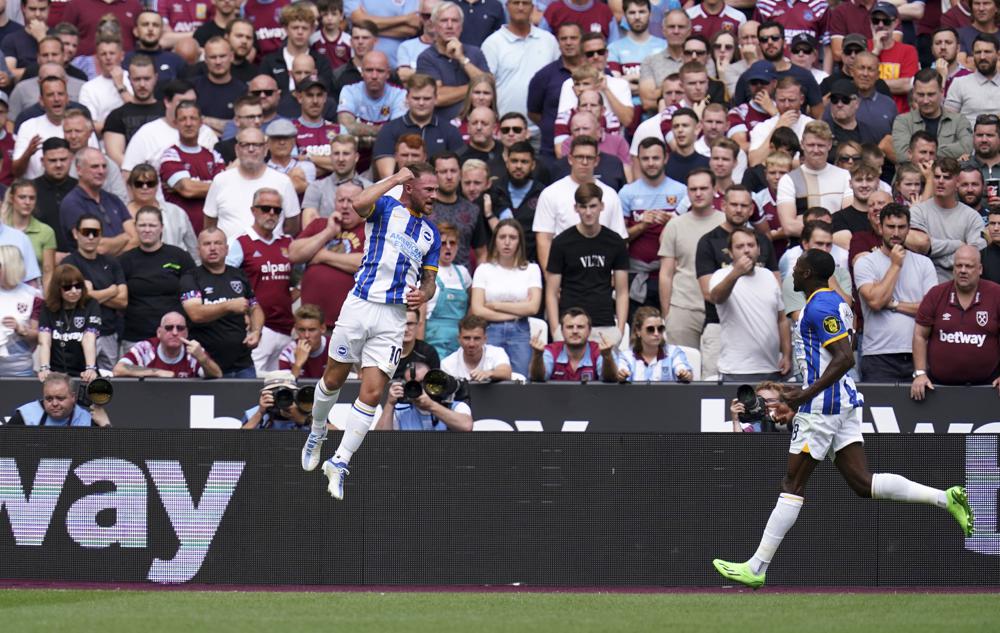 Alexis Mac Allister celebra tras anotar un gol para Brighton en la victoria 2-0 ante West Ham en la Liga Premier, el domingo 21 de agosto de 2022. (John Walton/PA vía AP)