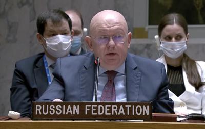 El embajador ruso ante las Naciones Unidas, Vasily Nebenzya, habla durante una reunión del Consejo de Seguridad, el viernes 11 de marzo de 2022, en la sede de la ONU. La solicitud rusa para la reunión del Consejo de Seguridad siguió a un rechazo de Estados Unidos a las acusaciones rusas de que Ucrania está operando laboratorios químicos y biológicos con el apoyo de Estados Unidos. (UNTV vía AP)