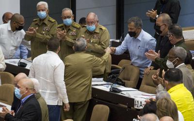 En esta foto publicada por Cubadebate, el general Luis Alberto Rodríguez López-Calleja, a la derecha, saluda al expresidente cubano Raúl Castro en la Asamblea Nacional en La Habana, Cuba, el 21 de diciembre de 2021. López-Calleja, uno de los asesores más confiables de Castro y jefe de la división comercial militar del país, murió el 1 de julio de 2022 a los 62 años. (Irene Pérez/Cubadebate via AP)