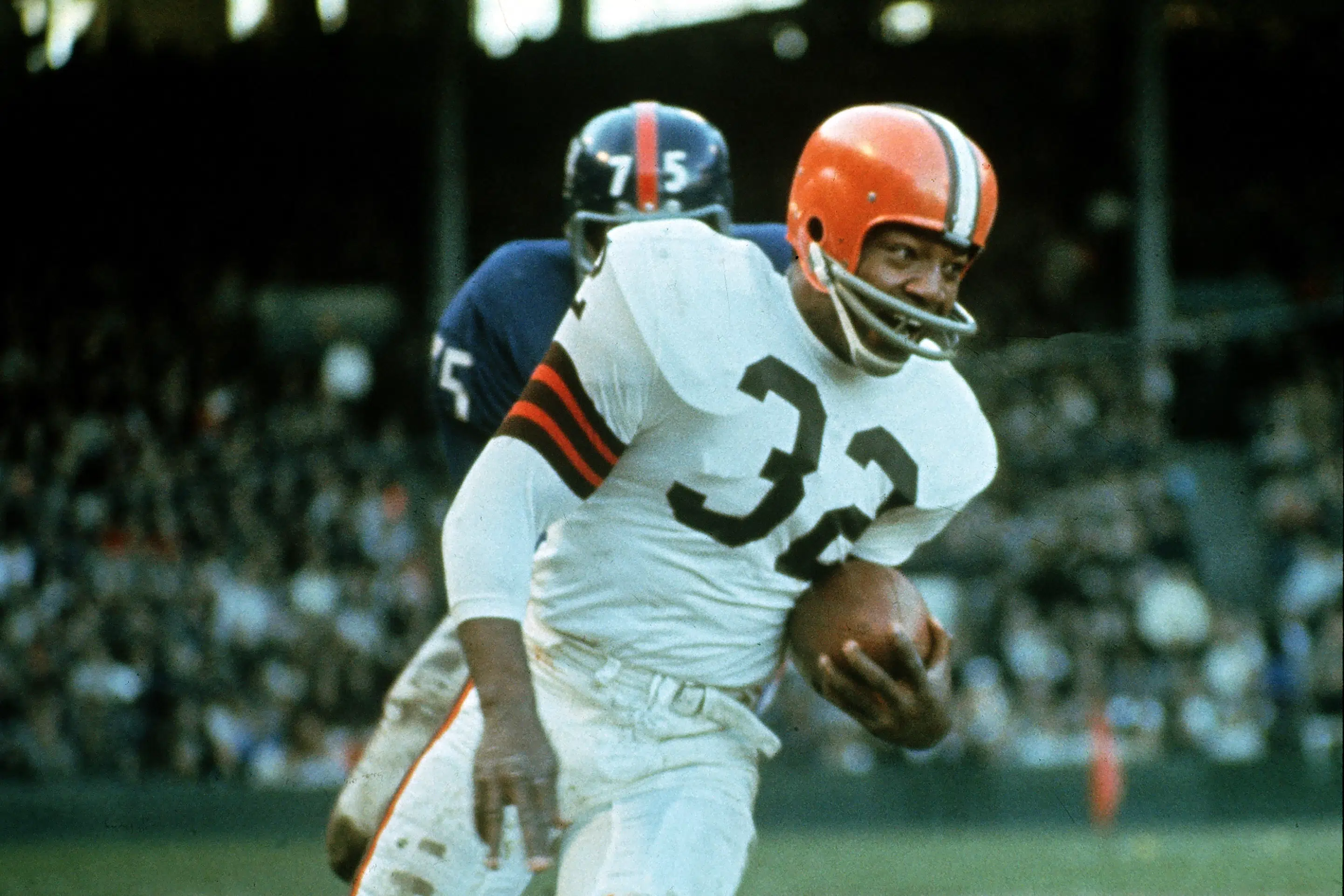 社会活动家和 NFL 伟大人物吉姆·布朗 (Jim Brown) 去世，享年 87 岁