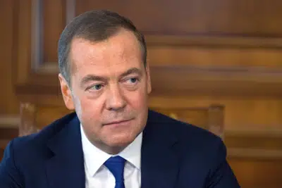 Dmitry Medvedev, expresidente ruso y actual vicepresidente del Consejo de Seguridad de Rusia, habla con la prensa en la residencia oficial en Gorki, a las afueras de Moscú, Rusia, el jueves 23 de marzo de 2023. (Ekaterina Shtukina/Sputnik Pool Photo vía AP)