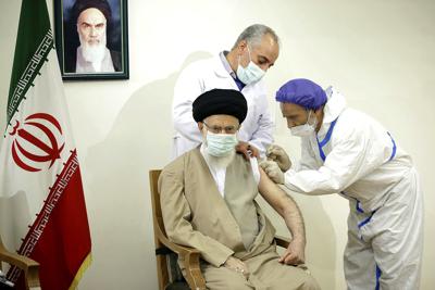 El líder supremo de Irán, ayatolá Alí Jamenei, recibe la vacuna contra el coronavirus en Teherán el 25 de junio del 2021. Foto cortesía del website oficial de Jamenei.  (Despacho del Líder Supremo de Irán, vía AP)