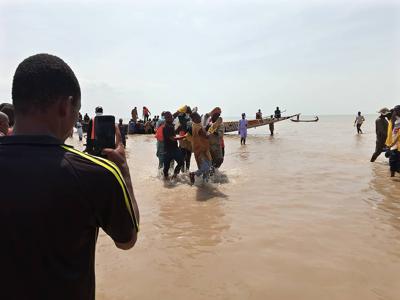 En eta fotografía proporcionada por la Agencia Nacional para el Manejo de Emergencias, socorristas cargan a una víctima de un naufragio en Wara, Kebbi, Nigeria, el jueves 27 de mayo de 2021.  (Agencia Nacional para el Manejo de Emergencias vía AP)
