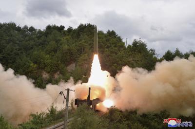 En la imagen, distribuida por el gobierno de Corea del Norte el 16 de septiembre de 2021, se muestra una prueba con un misil lanzado desde un tren en la víspera, en un lugar no revelado de Corea del Norte. (Agencia Central de Noticias de Corea/Korea News Service vía AP)