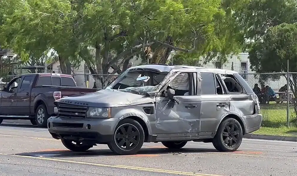 Un vehículo dañado en el lugar de un choque mortal cerca de una parada de autobús el 7 de mayo de 2023, en Brownsville, Texas. (Brian Svendsen/NewsNation/KVEO-TV vía AP)