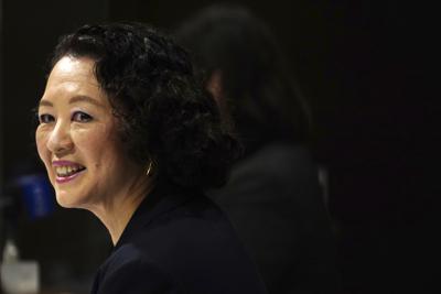 Tomoko Yoshino,la primera presidenta de la Confederación Sindical Japonesa (Rengo) habla con la prensa en el Club de Corresponsales Extranjeros, Tokio, viernes 22 de octubre de 2021.  (AP Foto/Eugene Hoshiko)